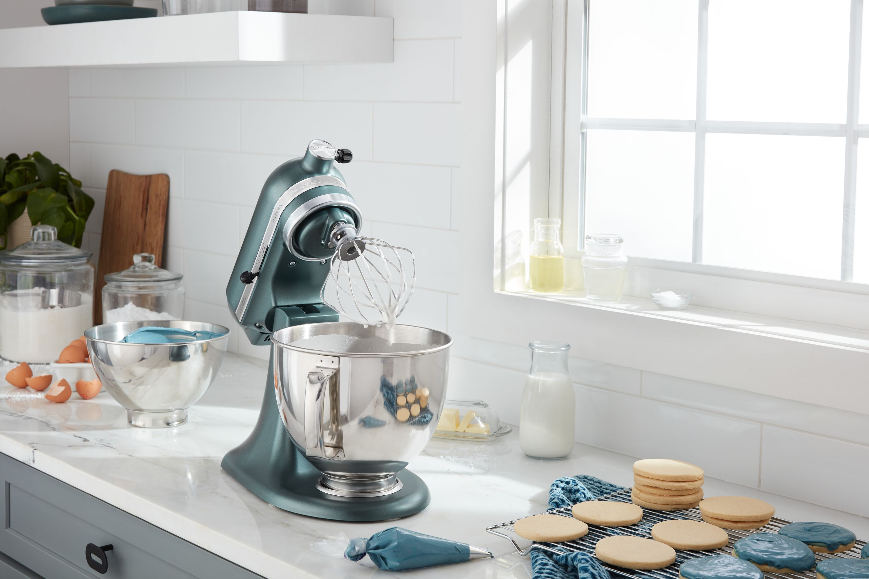KitchenAid 4,8 L 5KSM175 Artisan Küchenmaschine Breadlover mit Messerschmidt Getreidemühlenvorsatz + Brotbackschüssel